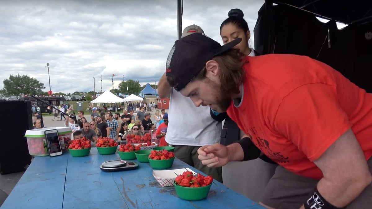 Carolina Reapers: Mann isst schärfste Chili-Schote der Welt