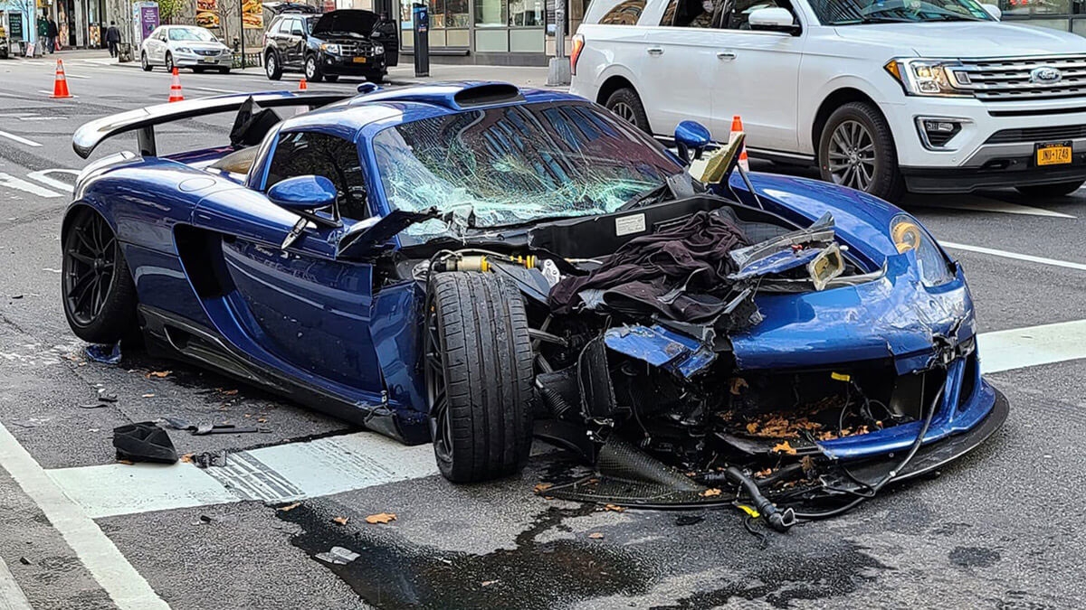 New York: Fahrer steht unter Einfluss von Drogen und schrottet ein 800.000 Euro teures Auto