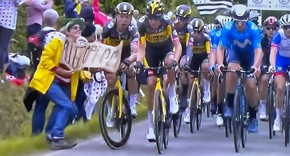 Frau löst Massen-Crash bei Tour de France aus