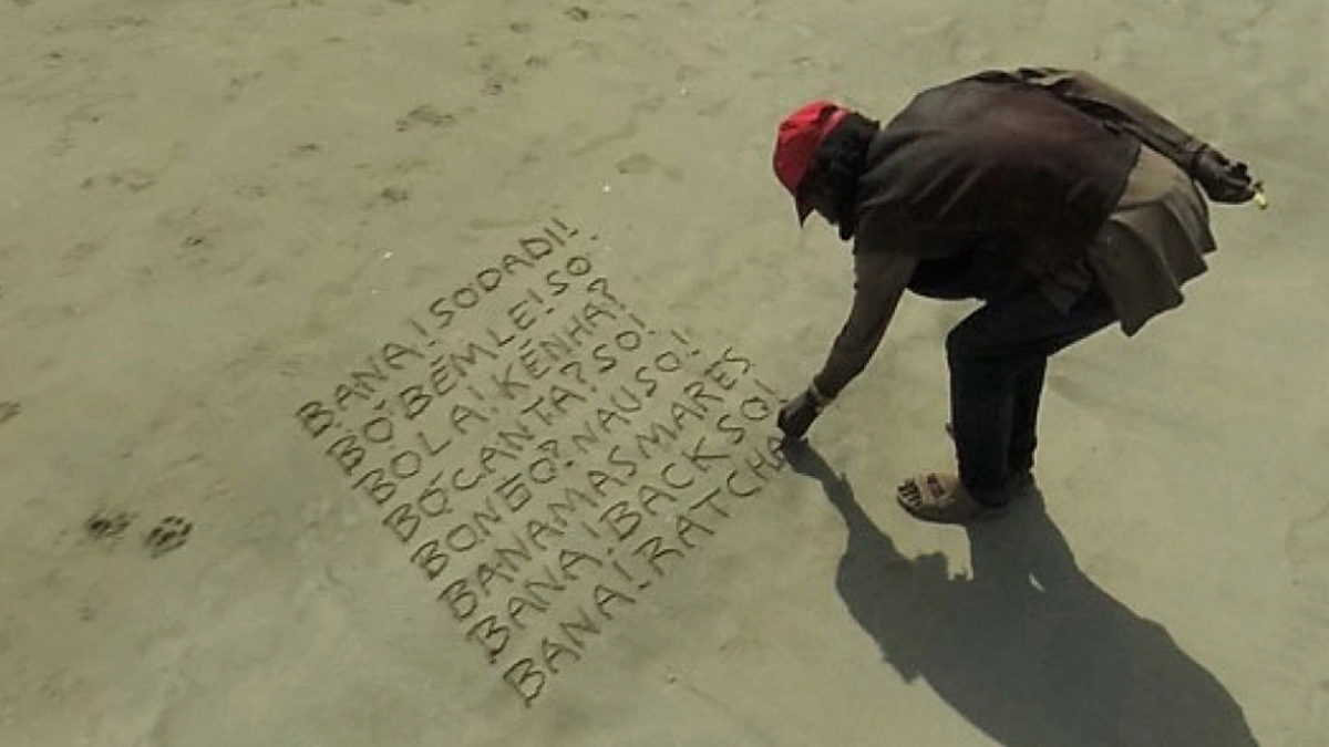 Google Maps: Mysteriöse Nachricht im Sand entdeckt