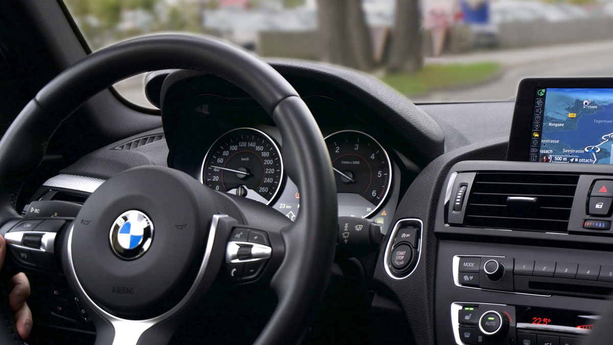 Wegen Becherhalter: Millionenklage gegen BMW