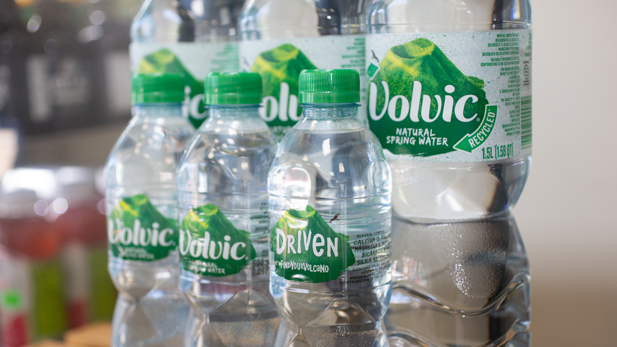 Reinigungsmittel in Volvic Mineralwasser: Diese Flaschen sind vom Rückruf betroffen