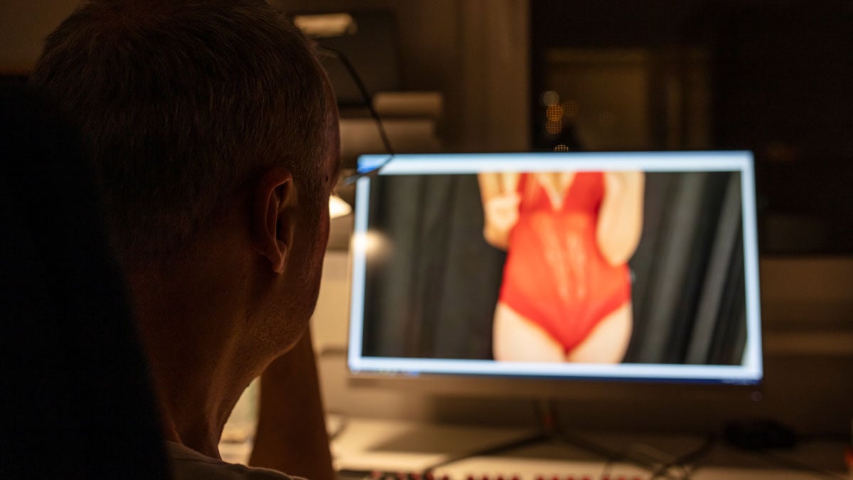 Umfrage: So viele Menschen schauen Pornos am Arbeitsplatz