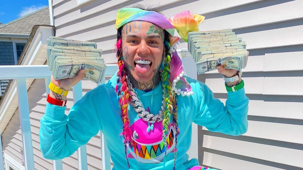 Pleite: Rapper 6ix9ine leiht sich Geld zum Tanken