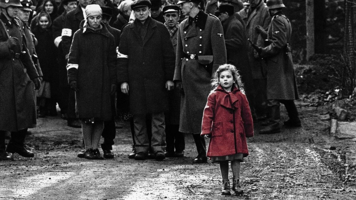 Mädchen in rotem Mantel aus „Schindlers Liste“ ist jetzt erwachsen – und das tut sie für die Ukraine
