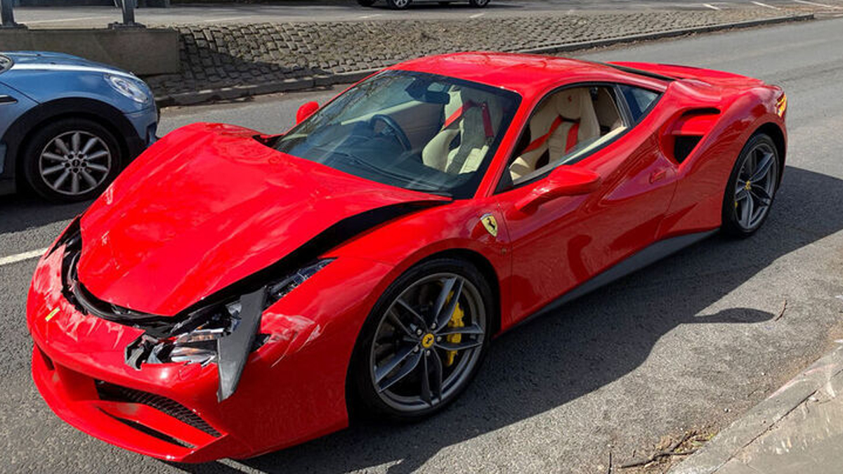 Mann fährt frisch gekauften Ferrari zu Schrott