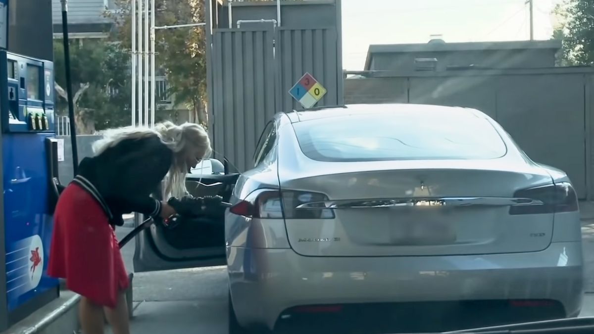 Lustiges Video: Blondine will Tesla mit Benzin tanken