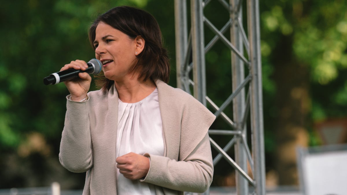 Während Wahlkampf-Event: Außenministerin Annalena Baerbock mit Eiern beworfen