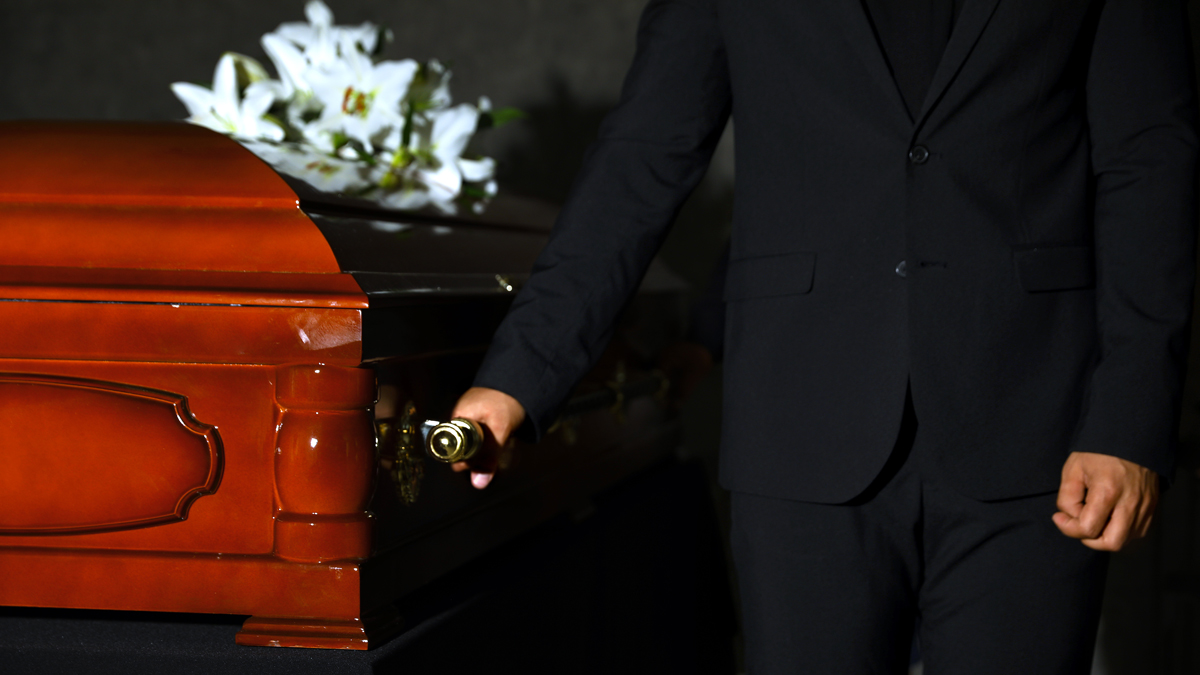 Auf Beerdigung: „Tote“ Frau klopft im Sarg um Hilfe