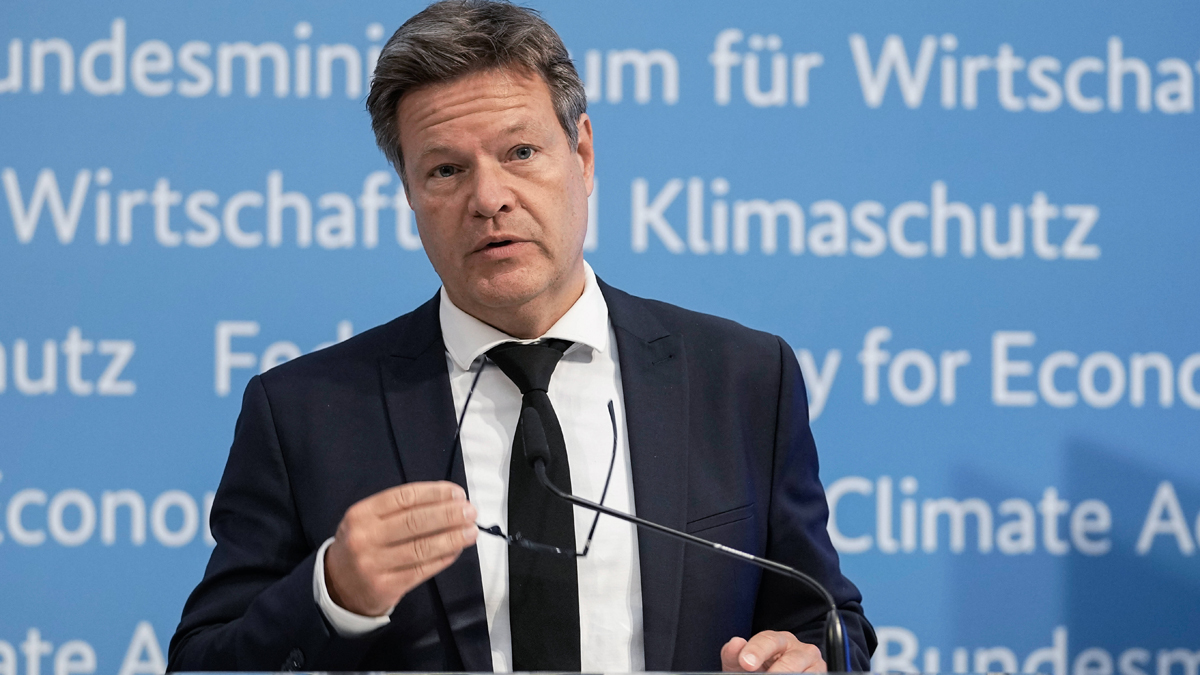 Wirtschaftsminister Habeck: Strafsteuer für Diesel und Benziner geplant
