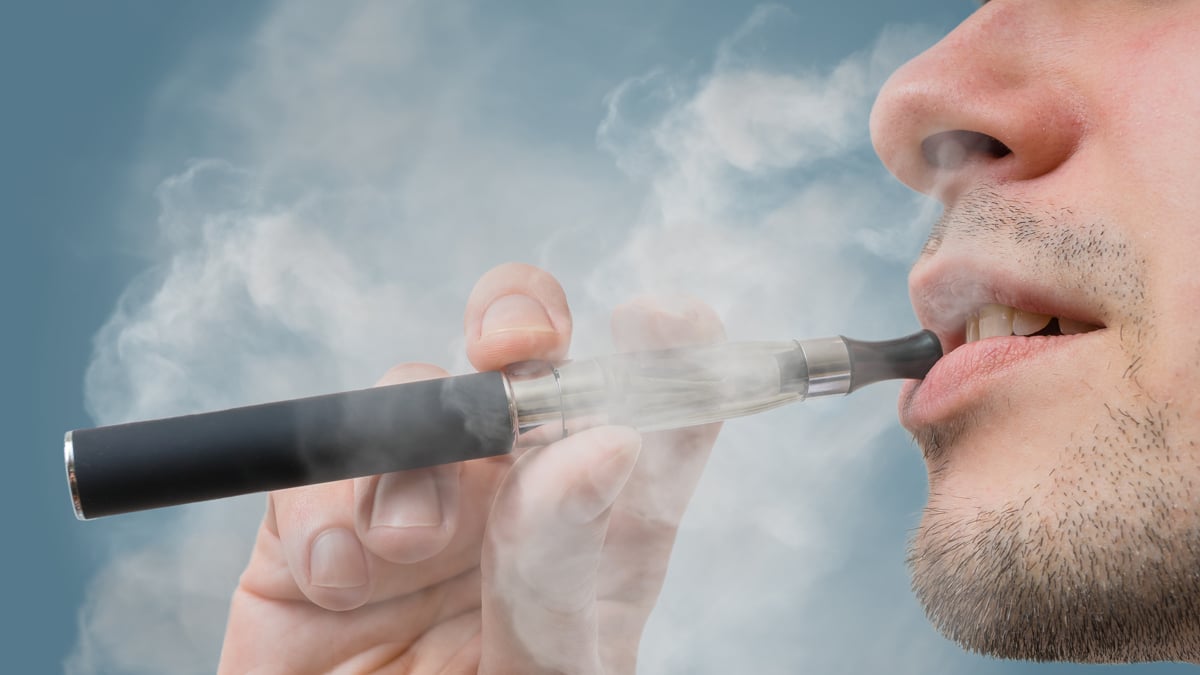 E-Zigarette im Mund explodiert: Mann verliert Zähne