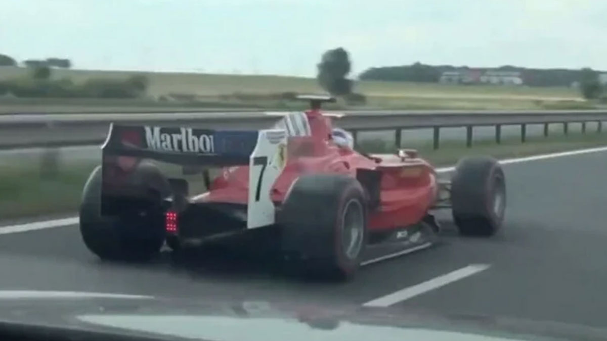 Polizei ermittelt: Formel 2-Rennwagen rast auf der Autobahn