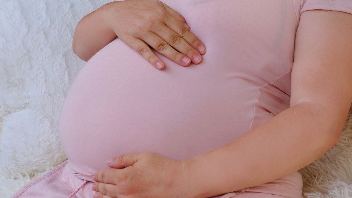 Leihmutter für den Sohn: Frau ist mit ihrem eigenen Enkel schwanger
