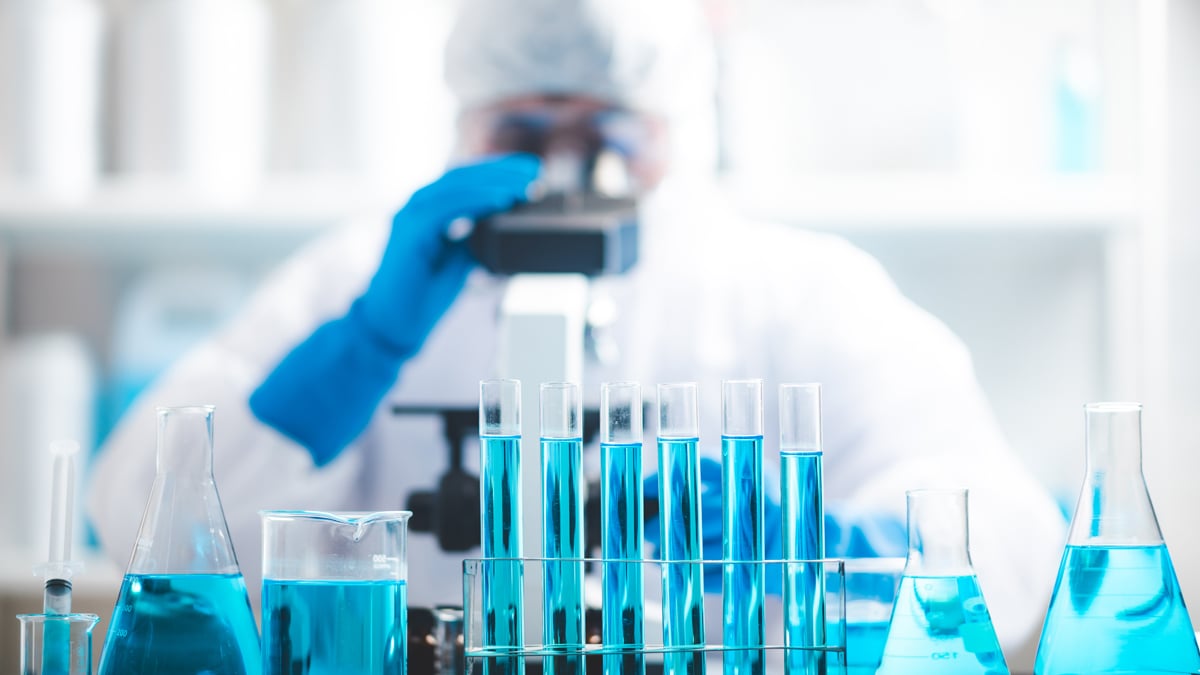 Deutscher Forscher enthüllt: Covid-19 soll zu 99,9 Prozent aus Labor stammen