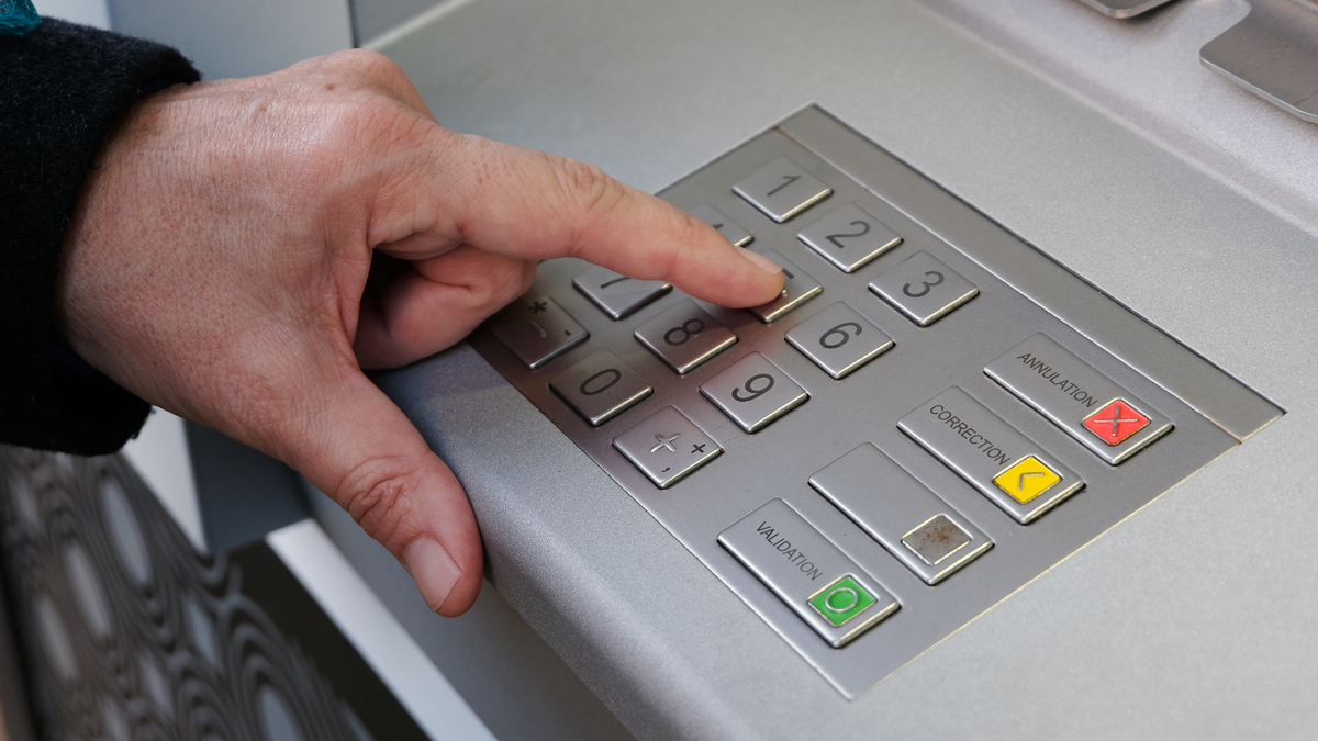 Vorsicht am Geldautomaten: Neue Masche macht PIN-Codes nutzlos