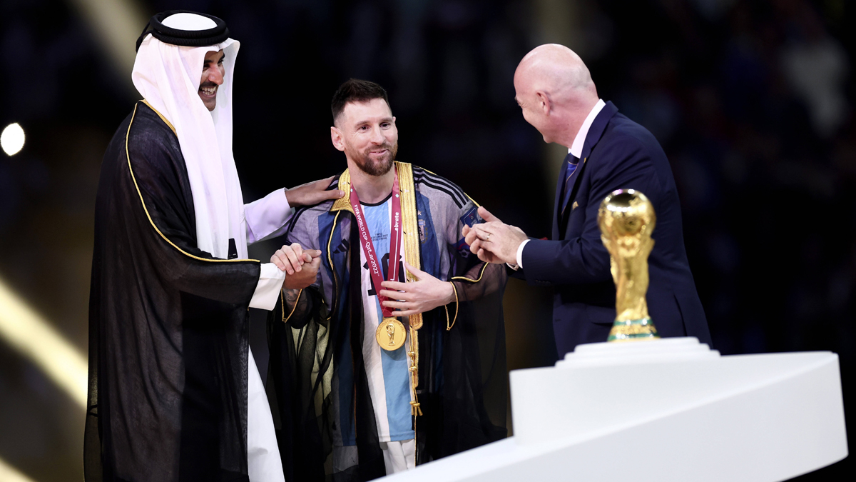 Nach WM-Sieg: Heftige Kritik für Messis Katar-Umhang