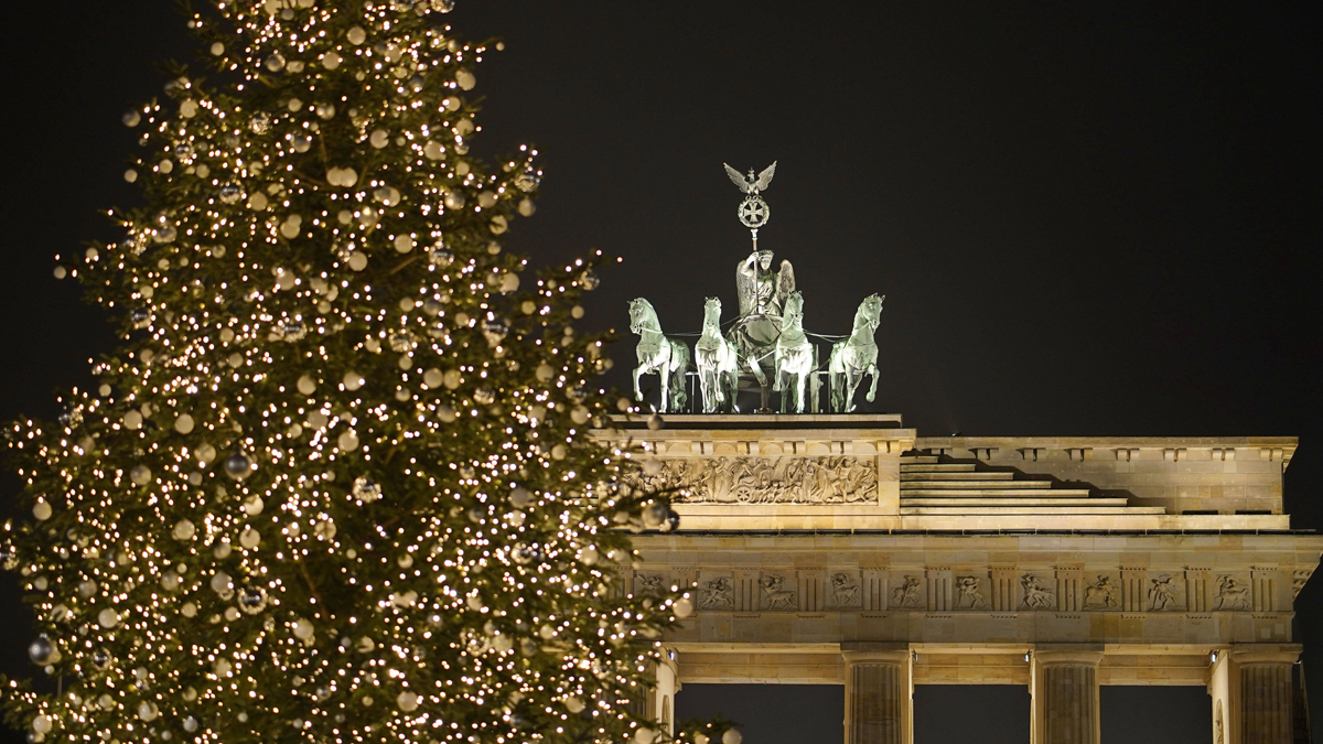 Vor dem Brandenburger Tor: Klimaaktivisten sägen Weihnachtsbaumspitze ab