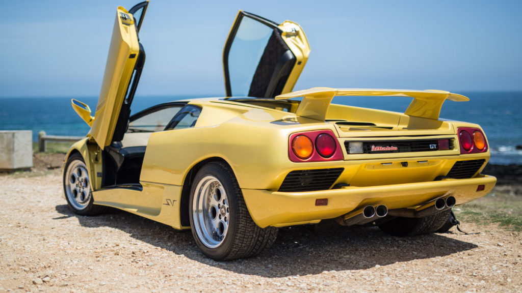 Lamborghini Diablo SV mit geöffneten Flügeltüren in der Farbe Gelb