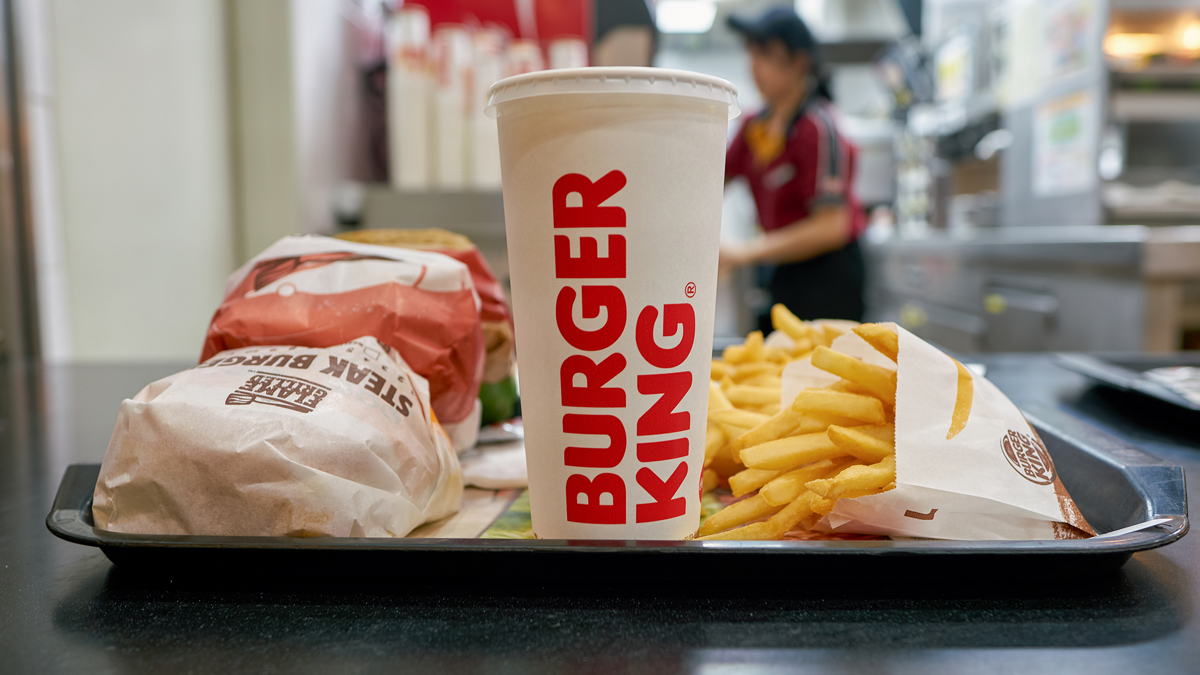 Ekel-Vorfall bei Burger King: Mitarbeiterin serviert Müll-Menü